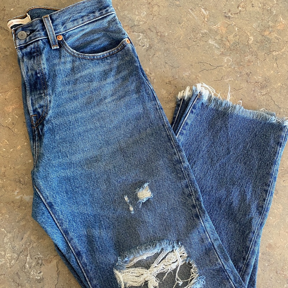 Distressed Ankle Wedgie Levis